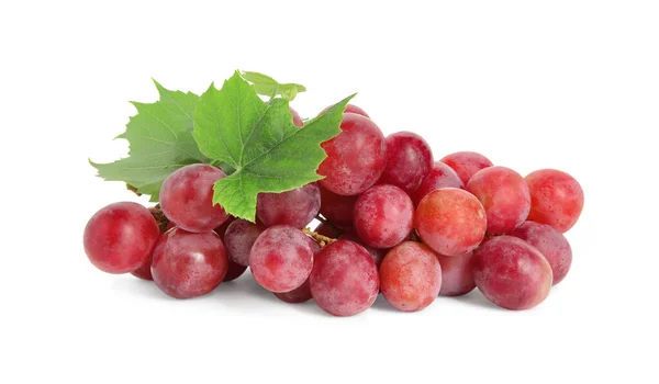 Klaster Dojrzałych Czerwonych Winogron Zielonymi Liśćmi Białym Tle — Zdjęcie stockowe