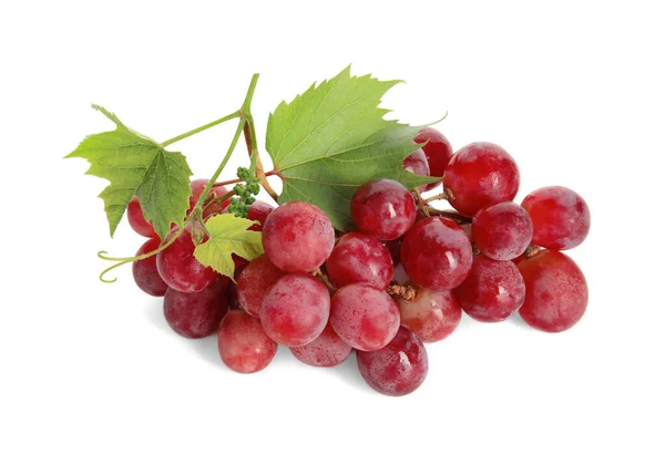 Racimo Uvas Rojas Maduras Con Hojas Verdes Sobre Fondo Blanco — Foto de Stock