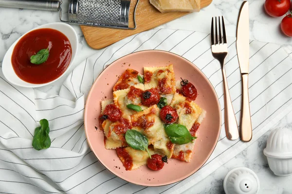 Raviolis Sabrosos Con Salsa Tomate Servidos Sobre Mesa Mármol Blanco — Foto de Stock