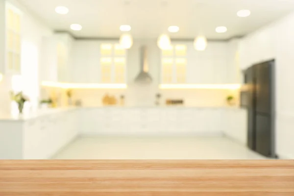 Mesa Madera Vacía Vista Borrosa Del Elegante Interior Cocina Burla — Foto de Stock