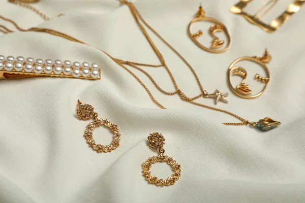 Elegante Bijouterie Dorado Sobre Tela Blanca Joyas Elegantes —  Fotos de Stock