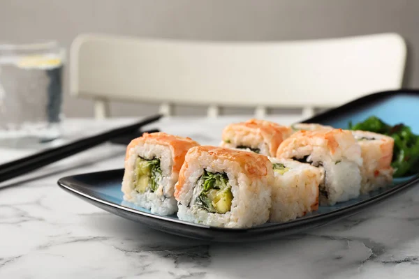 Köstliche Sushi Rollen Auf Weißem Marmortisch Nahaufnahme — Stockfoto