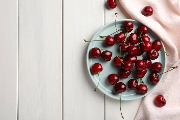 Cerises Rouges Sucrées Sur Table Bois Blanc Plat Espace Pour — Photo