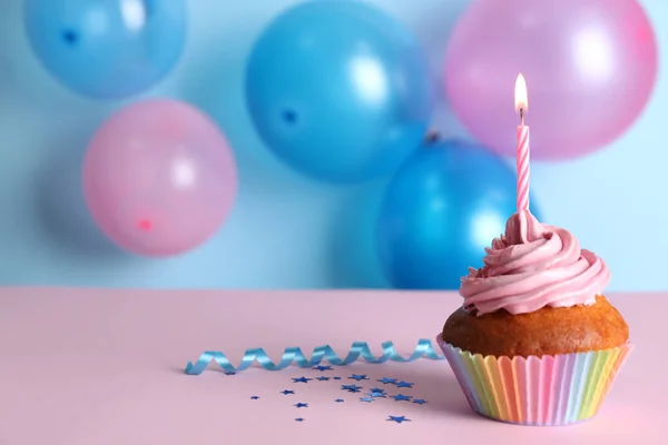 Delicioso Cupcake Cumpleaños Sobre Fondo Color Espacio Para Texto —  Fotos de Stock