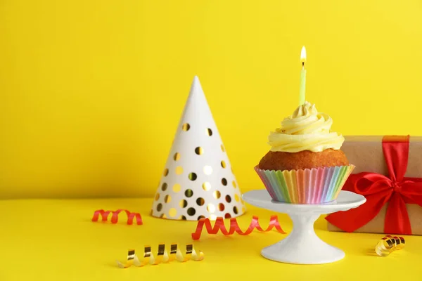 Delizioso Cupcake Compleanno Con Candela Vicino Scatola Regalo Cappello Festa — Foto Stock