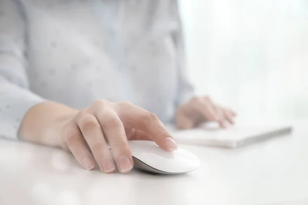 Frau Benutzt Computermaus Schreibtisch Nahaufnahme — Stockfoto