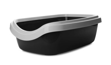 Siyah kedi kumu tepsisi beyaza izole edilmiş.