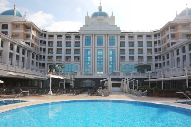 Tatil köyünde yüzme havuzu olan güzel bir otel manzarası.