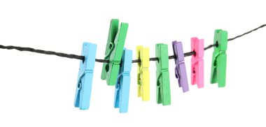 Birçok renkli ahşap mandallar beyaz arka planda ip üzerinde