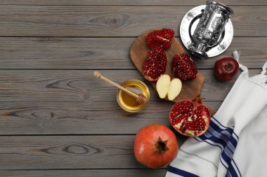 Gri ahşap masa üzerinde Rosh Hashanah tatil özellikleri ile düz kompozisyon yatıyordu. Metin için boşluk