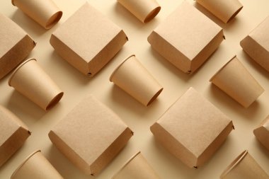 Bir sürü kağıt kap ve bej arka planda fincanlar. Çevre dostu ürünler