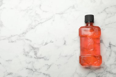 Ağız gargarası beyaz mermer masa, üst manzara. Metin için boşluk