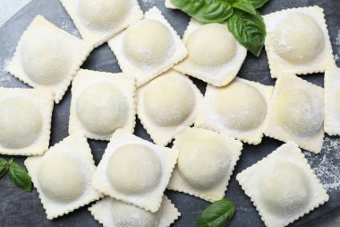 Güvertede ev yapımı pişmemiş ravioli var.