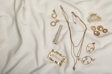 Beyaz kumaş üzerine altın bijouterie, düz. Metin için boşluk