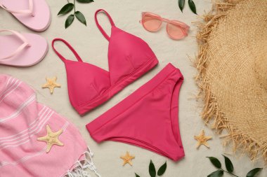 Şık bikini ve kumsaldaki aksesuarlar.