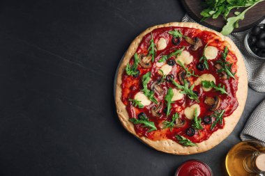 Peynirli, zeytinli, mantarlı ve roka kaplı pizza. Metin için boşluk