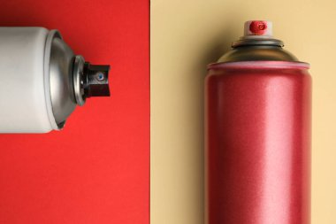 Renk arkaplanına farklı graffiti sprey boyaları konserveler.