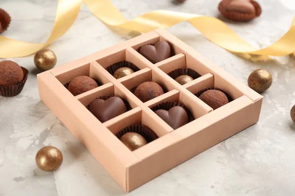 Různé Lahodné Čokoládové Bonbóny Krabici Lehkém Mramorovém Stole Detailní Záběr — Stock fotografie