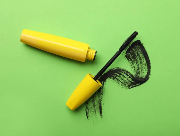 Mascara Pour Cils Frottis Sur Fond Vert Pose Plate Produit — Photo