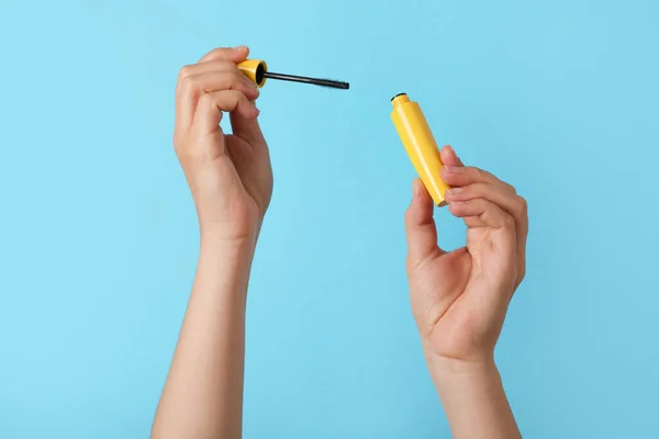 Mulher Segurando Rímel Para Cílios Fundo Azul Claro Close — Fotografia de Stock