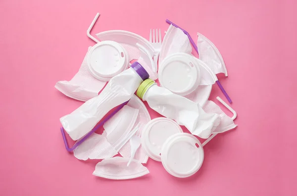 Stapel Van Verschillende Plastic Voorwerpen Roze Achtergrond Plat Lay — Stockfoto
