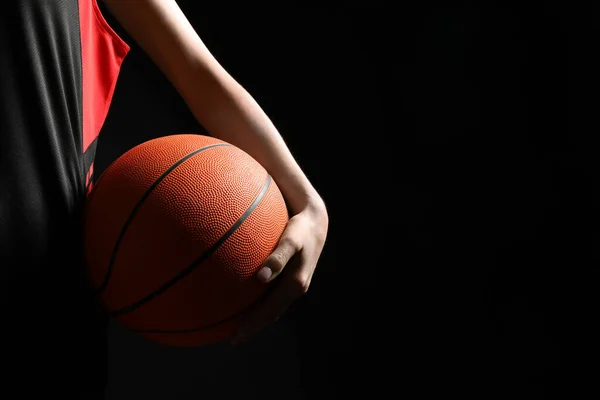 Basketballspieler Mit Ball Auf Schwarzem Hintergrund Nahaufnahme Raum Für Text — Stockfoto