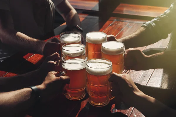 Amigos Clinking Copos Com Cerveja Mesa Close — Fotografia de Stock