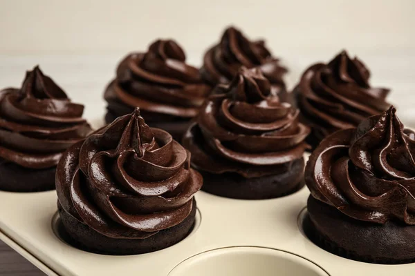 Delicious Chocolate Cupcakes Cream Baking Tray Closeup — Stock Photo, Image