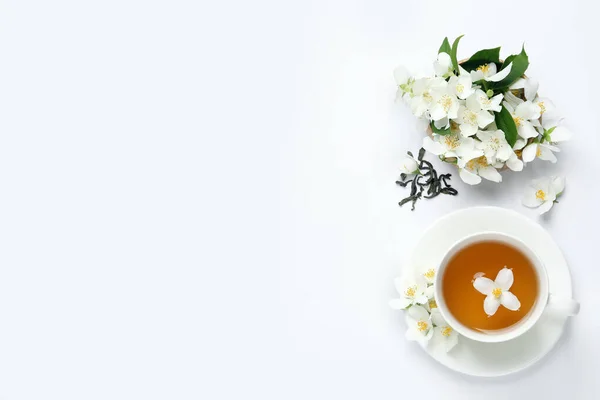 Kopje Aromatische Jasmijnthee Verse Bloemen Witte Achtergrond Bovenaanzicht Ruimte Voor — Stockfoto