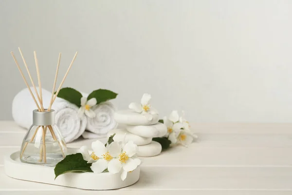 Purificador Palheta Belas Flores Jasmim Mesa Madeira Branca Espaço Para — Fotografia de Stock