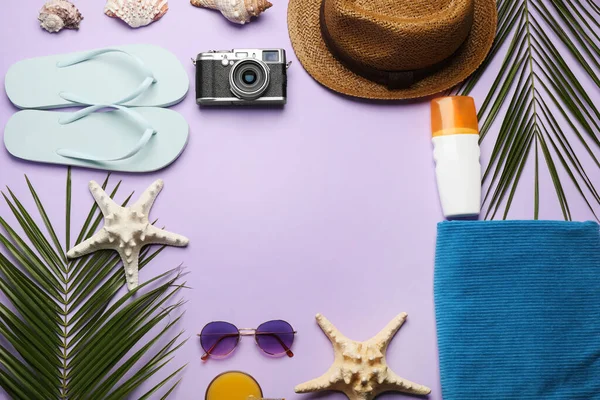 Quadro Diferentes Objetos Praia Sobre Fundo Violeta Flat Lay Espaço — Fotografia de Stock