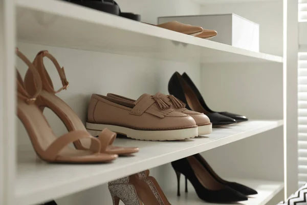 실내에 여성의 신발이 — 스톡 사진