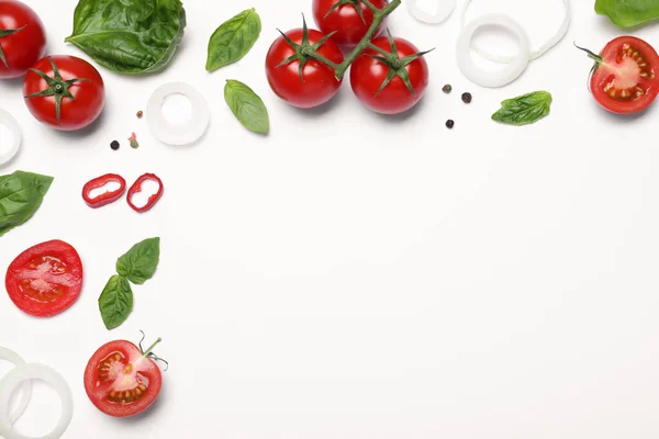 Composición Con Hojas Albahaca Fresca Tomates Sobre Fondo Blanco Puesta — Foto de Stock