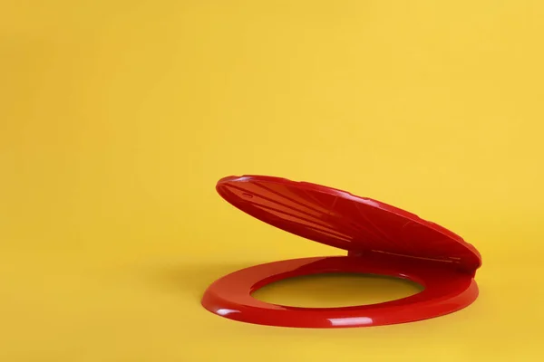 Nuevo Asiento Inodoro Plástico Rojo Sobre Fondo Amarillo Espacio Para —  Fotos de Stock