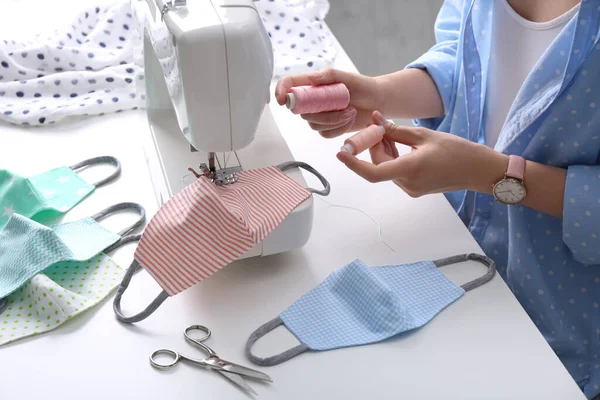 Mujer Haciendo Máscara Tela Con Máquina Coser Mesa Blanca Primer — Foto de Stock