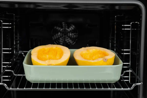 Memanggang Hidangan Dengan Setengah Spaghetti Segar Labu Dalam Oven — Stok Foto