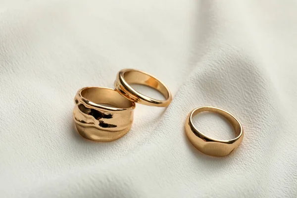 Elegante Gouden Ringen Witte Stof Stijlvolle Bijouterie — Stockfoto