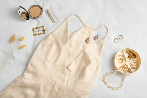 Vestido Elegante Com Bijouterie Elegante Tecido Branco Flat Lay — Fotografia de Stock