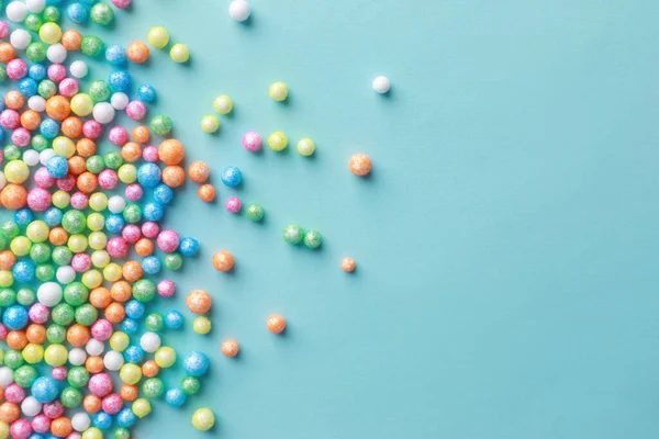 Pequeñas Perlas Colores Sobre Fondo Turquesa Puesta Plana Espacio Para — Foto de Stock