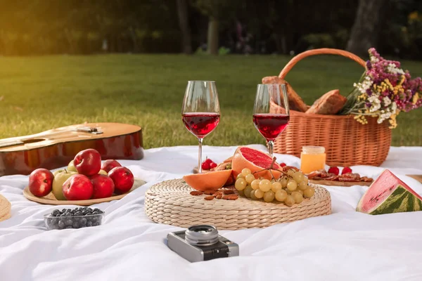 Comida Deliciosa Vinho Servido Para Piquenique Verão Xadrez Parque — Fotografia de Stock