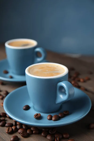 Kubki Smacznego Espresso Rozrzucone Ziarna Kawy Drewnianym Stole — Zdjęcie stockowe