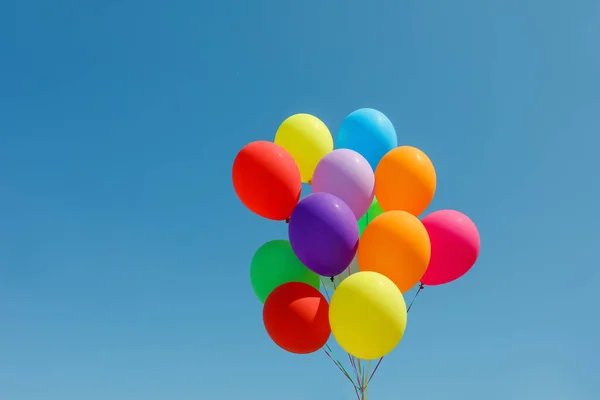 Banda Kolorowych Balonów Przeciwko Błękitnemu Niebu — Zdjęcie stockowe