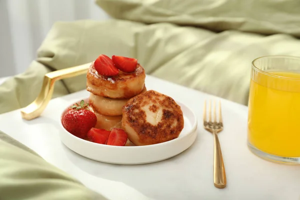 Hüttenkäse Pfannkuchen Mit Erdbeeren Und Honig Auf Weißem Betttablett Serviert — Stockfoto