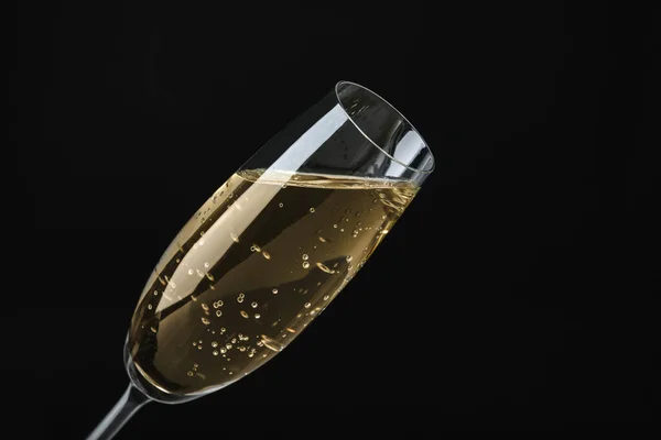 黒を基調としたスパークリングワインのグラス — ストック写真