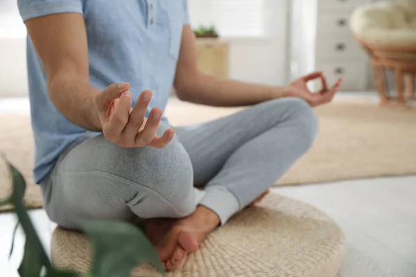 Hombre Meditando Alfombra Mimbre Casa Primer Plano — Foto de Stock