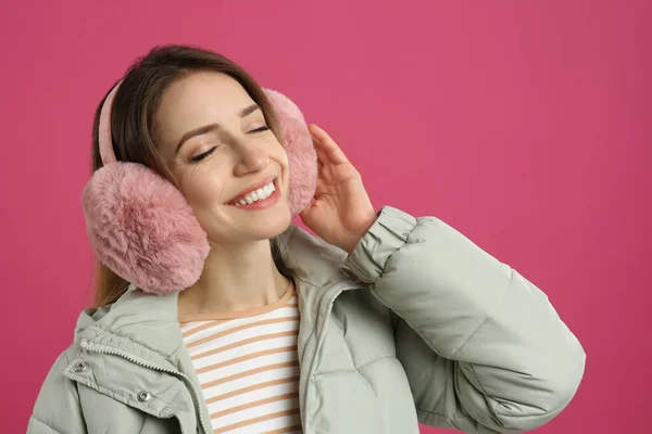 Gelukkig Vrouw Dragen Warm Oorkappen Roze Achtergrond — Stockfoto