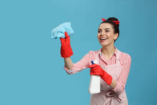 Jovem Dona Casa Com Detergente Tapete Fundo Azul Claro Espaço — Fotografia de Stock