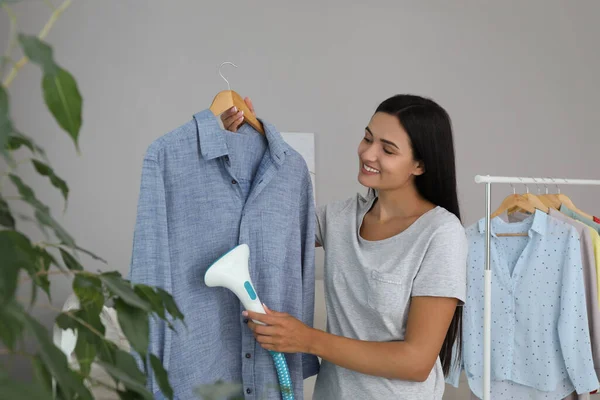 Frau Dampft Hemd Auf Kleiderbügel Hause — Stockfoto