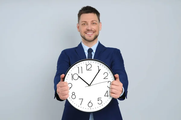 Feliz Hombre Negocios Sosteniendo Reloj Sobre Fondo Gris Gestión Del — Foto de Stock