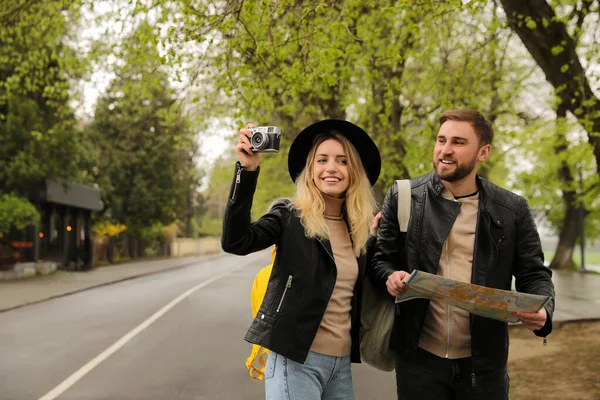 Pareja Turistas Con Mapa Cámara Calle Ciudad —  Fotos de Stock